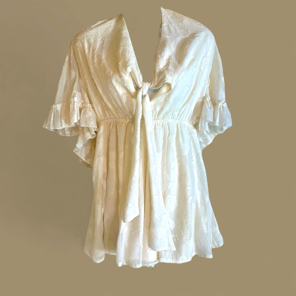 Oak& Trellis NWOT front tie sz Medium floral embossed Ivory‎ Romper